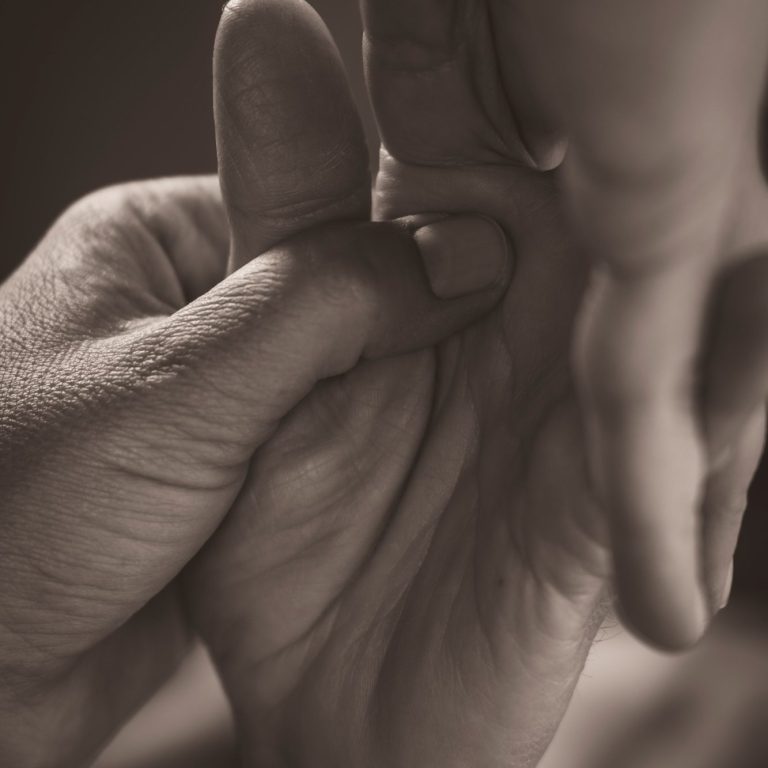La réflexologie palmaire permet de stimuler certaines zones réflexes comme pour le plantaire. Elle est proposée pour les personnes âgées.