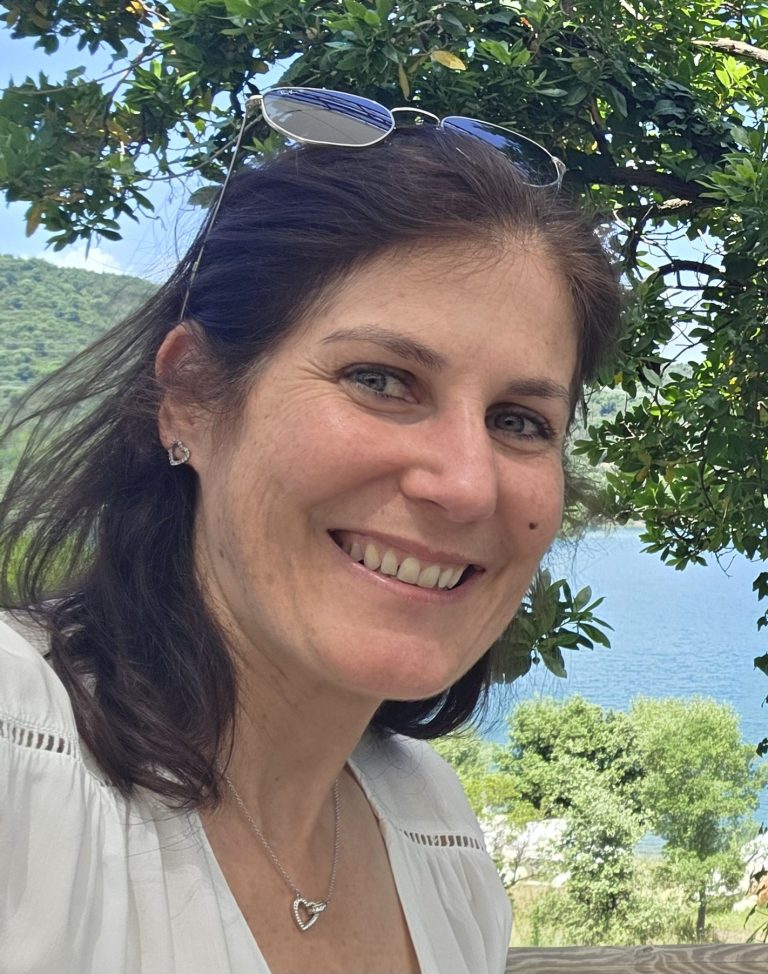 Valérie Navarro, réflexologue certifiée à Bouc Bel Air 13320 Réflexologie palmaire et plantaire, gestion du stress et douleur, maux de dos